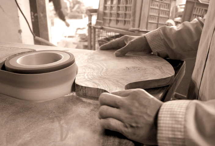 Výroba lopárikov z olivového dreva